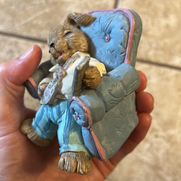 Mervyn’s vintage bunny figurine bunny with remote control in chair 1994 - Picture 5 of 6